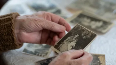 Na galowo, ale bez pozy - rodzinne kadry czekają na przegląd w Starachowicach